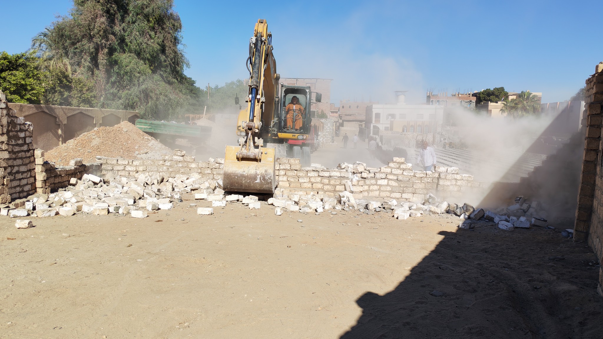 إزالة 25 مخالفة واسترداد 1230 متر و150 فدان بالموجة 27  في أسيوط